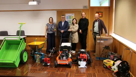 Momento da entrega do novo equipamento de jardinagem à Escola Básica de Sabadim, iniciativa da Câmara de Arcos de Valdevez para apoiar projetos educativos e ambientais.