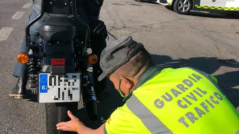 Un axente da Garda Civil de Tráfico revisa o estado dos pneumáticos dunha motocicleta no marco do Plan Especial de Vixilancia de pneumáticos e luces activado pola DXT en Galicia.