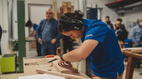 La destreza y precisión del alumnado de Formación Profesional gallego, a prueba en la modalidad de carpintería durante GaliciaSkills 2025, el escaparate del talento de la FP.