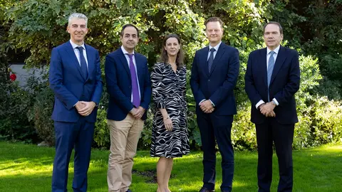 De izquierda a derecha: James Dodd, catedrático de Medicina Respiratoria en la Universidad de Bristol y consultor del NHS; Sarah Cowley, ministra consejera de la Embajada británica en España; y Guillermo de Juan, vicepresidente de Relaciones Institucionales y Comunicación de GSK en España y Europa, durante el encuentro sobre EPOC celebrado en la sede de la Embajada británica en Madrid.