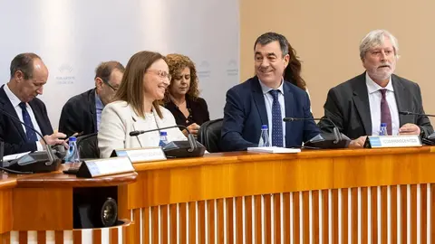 El conselleiro de Educación, Ciencia, Universidades e FP, Román Rodríguez, anunció hoy que la Xunta convocará en torno a $\mathbf{1.500}$ plazas de profesorado a través de una nueva Oferta de Empleo Público para 2026. Esta convocatoria se enmarca dentro del presupuesto récord de $\mathbf{3.090}$ millones de euros para su departamento, lo que supone un incremento de $\mathbf{43,8}$ M€ respecto al ejercicio anterior.El anuncio se produjo durante la presentación de las cuentas de la Consellería en la Comisión 3ª del Parlamento. Según explicó el conselleiro, la convocatoria de plazas busca consolidar la bajada progresiva de ratios y asegurar una plantilla docente amplia y estable, cubriendo el $\mathbf{120\%}$ de las plazas autorizadas por el Gobierno central.Refuerzo a las familias y calidad educativaLos presupuestos para 2026 refuerzan el área educativa con medidas centradas en la igualdad de oportunidades y la calidad de la enseñanza. Román Rodríguez destacó la puesta en marcha de dos nuevas medidas de apoyo a las familias:Ayudas para comedores escolares: Se destinará una nueva línea de ayudas para sufragar el coste de los comedores gestionados por ANPAS, ayuntamientos y colegios concertados. Se estima que beneficiará a unos $\mathbf{20.000}$ alumnos, con ayudas de $\mathbf{150}$ € (rentas de hasta $\mathbf{6.000}$ € per cápita en 2026) y $\mathbf{100}$ € (rentas de $\mathbf{6.000}$ a $\mathbf{10.000}$ € en 2027).Desgravación fiscal para la compra de libros y material escolar, dirigida a familias con rentas entre $\mathbf{10.000}$ y $\mathbf{30.000}$ € per cápita, que quedan fuera de las ayudas directas actuales.Además, el presupuesto permitirá seguir implementando las mejoras de condiciones del profesorado recogidas en el Acuerdo de mejora y modernización de la enseñanza, que ha contribuido a evitar el cierre de unas $\mathbf{500}$ aulas en dos cursos y mantiene un récord de $\mathbf{31.756}$ docentes. Destaca la creación de la Oficina de Apoio ao Docente para ofrecer mayor protección y asesoramiento al profesorado.Máximo histórico para Universidades e I+DLa inversión también alcanza máximos históricos en otros pilares:Universidades Públicas: La aportación presupuestaria roza los $\mathbf{560}$ M€, $\mathbf{20}$ millones más que el año pasado, lo que consolida a Galicia como la tercera comunidad que más invierte por alumno ($\mathbf{9.655}$ €). Se mantiene la matrícula gratuita para todos los cursos de grado.Investigación e Innovación: La inversión conjunta asciende a $\mathbf{405,2}$ M€, un 9% más. Se pondrá en marcha la Fundación GALTIA (Fundación Galega de Atracción de Talento Investigador de Alto Nivel) con un presupuesto inicial de $\mathbf{35}$ M€, que busca captar y estabilizar hasta $\mathbf{30}$ investigadores de prestigio internacional.