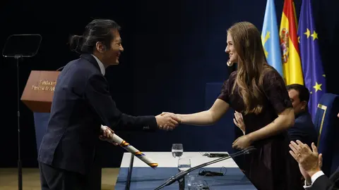 La Princesa de Asturias entrega el Premio Princesa de Asturias de Comunicación y Humanidades 2025 a Byung-Chul Han. © CASA DE S.M. EL REY.