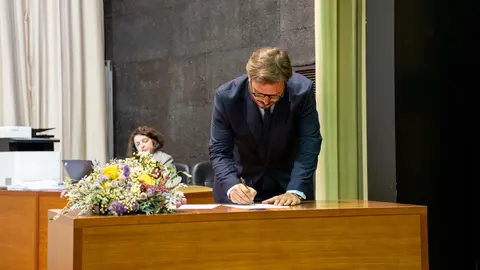 Vasco Ferraz firma el acta de toma de posesión, iniciando su segundo mandato como presidente de la Cámara Municipal de Ponte de Lima.