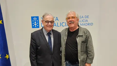 Alberto Barciela con un miembro del grupo Milladoiro.