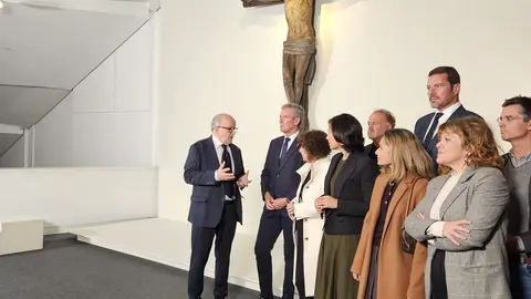 Las autoridades durante la inauguración de la exposición, junto a representantes de la organización y del ámbito cultural.
