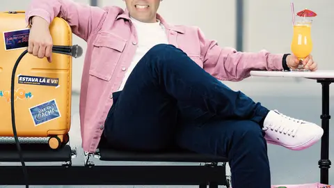 Joel Ricardo Santos prepara-se para levantar voo com “OVERBOOKING”, o novo espetáculo de stand-up que apresenta em Esposende a 20 de novembro.