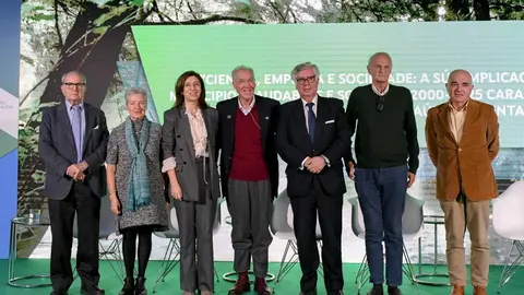 Ponentes de la tercera mesa redonda con Francisco Peña y la Conselleira de Medio Ambiente y Cambio Climático, Ángeles Vázquez Mejuto.