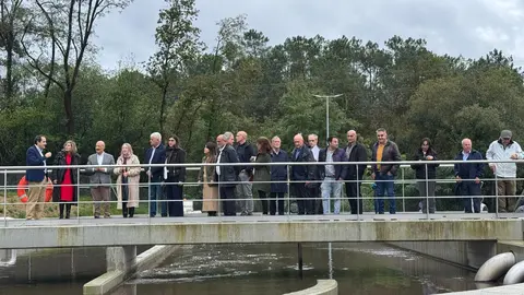 La alcaldesa Nava Castro, junto a miembros del gobierno local y representantes de las administraciones, durante la inauguración de la nueva depuradora de A Moscadeira.