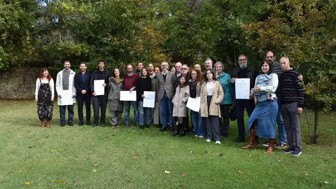 Los galardonados del Premio Juana de Vega de Intervenciones en el Paisaje 2025, junto al jurado y representantes de la Fundación, posan al aire libre tras la entrega de los reconocimientos a los proyectos que mejoran y embellecen el territorio gallego con criterios de sostenibilidad y respeto al entorno.