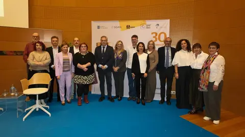 Representantes institucionais, profesionais sanitarios e asociacións de pacientes durante o acto “Coida os teus riles, coida a túa vida”, celebrado en Santiago para promover a prevención da enfermidade renal crónica en Galicia.