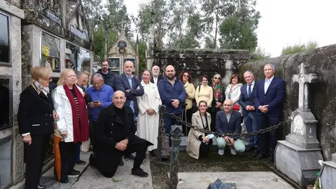 Asistentes al homenaje ante la tumba de Enrique Peinador Vela, en el cementerio de Mondariz Balneario, donde autoridades y vecinos recordaron al impulsor del balneario y pionero del progreso gallego.