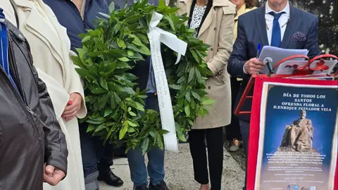 Ofrenda de una corona de laurel a Enrique Peinador Vela. R. LEDO.