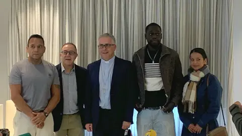 (De esq. a dta.) Antonio, marinro-pescador acompañado por Stella Maris de Vigo; Jesús M. Carracedo, vigario de Economía; Mons. Antonio Valín, bispo de Tui-Vigo; Birama Ndong, marinero-pescador acompañado por Stella Maris de Vigo; María Isabel Barrios, usuaria do proxecto Clara da diócese de Tui-Vigo.