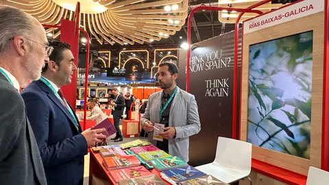 El presidente de la Deputación de Pontevedra, Luis López, junto al equipo de Turismo Rías Baixas, durante su participación en la World Travel Market de Londres, uno de los principales escaparates internacionales del sector turístico.