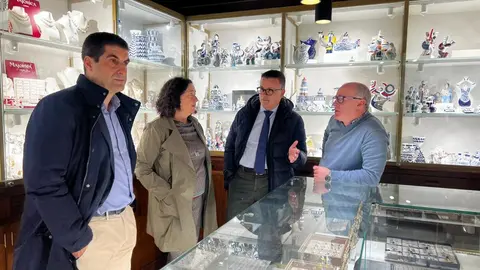 El conselleiro de Emprego, Comercio e Emigración, José González, durante su visita a la Joyería Regueira en Santiago, uno de los establecimientos adheridos al programa de bonos Activa Comercio.
