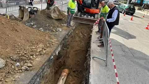 Zanja abierta en la calle Rosalía de Castro durante las obras de reparación del subsuelo, en las que se sustituyeron las canalizaciones en mal estado para poner fin a los hundimientos y filtraciones.