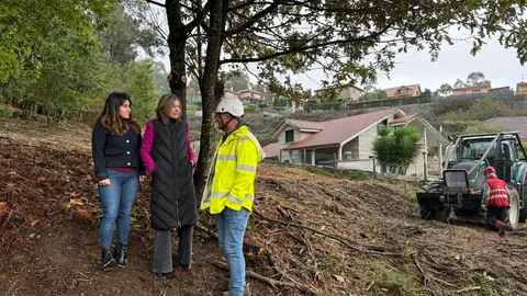 La alcaldesa de Ponteareas, Nava Castro, junto a la concejala de Medio Ambiente, Silvia Fdez. Táboas, supervisan con un trabajador municipal los primeros trabajos de limpieza y desbroce de fincas en el municipio.