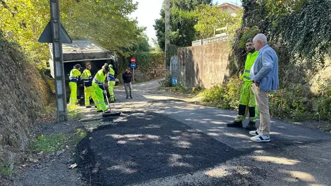 El teniente de alcalde y concejal de Vías y Obras, Juan Carlos Glez. Carrera, supervisa los trabajos de asfaltado incluidos en el plan de mejora de las calles del centro urbano de Ponteareas.
