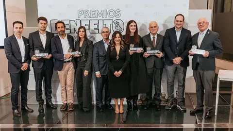 Representantes de Gadis, Santos y Xenera, junto a las autoridades y miembros de la Unión de Consumidores de Galicia, durante la entrega de los Premios Benfeito de Consumo en la Sala Eisenman de la Cidade da Cultura.