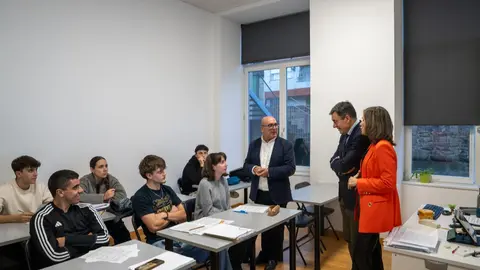El conselleiro de Educación, Román Rodríguez, durante el acto de presentación del plan de digitalización del Conservatorio Municipal de Ponteareas, junto a representantes del profesorado y autoridades locales.