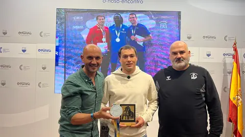 El alcalde de O Porriño, Alejandro Lorenzo, y el concejal de Deportes, Abel Estévez, reciben al subcampeón de Europa Máster 35, Sergio Rodríguez Teixeira, en reconocimiento a su medalla de plata en los 200 metros lisos.