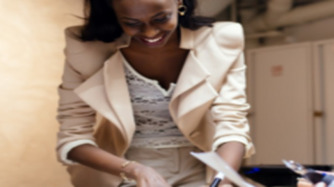 Liderazgo y dedicación femenina en el entorno laboral.