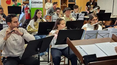 La pasión por la música une a los talentos en cada ensayo, preparando las próximas melodías que llenarán de vida nuestros barrios. Un compromiso con la cultura y la tradición.