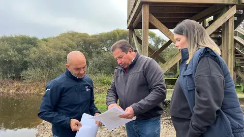El alcalde de O Porriño, Alejandro Lorenzo, supervisa los avances en la restauración ecológica de las Gándaras de Budiño, un proyecto de 800.000 euros para proteger el sapoconcho europeo y restaurar los humedales.