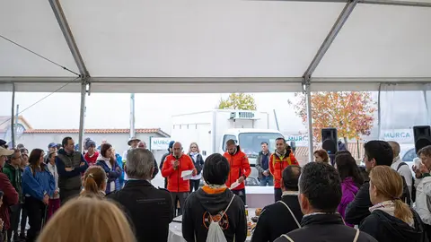 Ambiente animado sob a tenda no Tua Walking Festival, onde participantes e produtores locais partilham a gastronomia e os produtos típicos, consolidando o "turismo de 360°" do evento.
