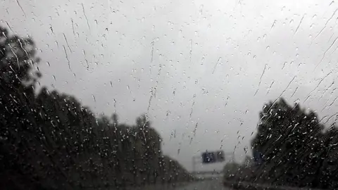 El temporal costero en A Coruña y Pontevedra se hace sentir también en las vías, con precipitaciones intensas y cielos cerrados.