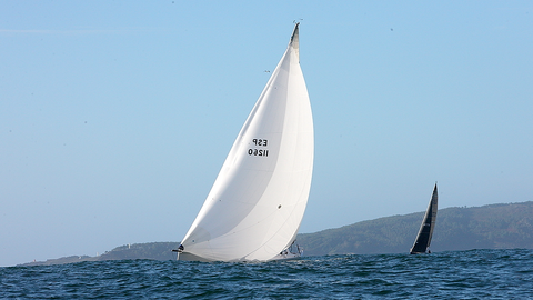 a fuerza del mar esculpe auténticas montañas de agua, con la majestuosa silueta de Cabo Home emergiendo al fondo. Una estampa impresionante de la costa gallega.