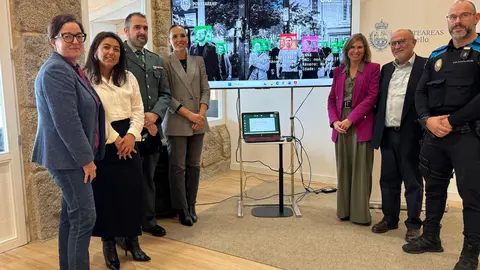 La alcaldesa de Ponteareas, Nava Castro, acompañada por la concelleira de Benestar Social, Raquel Plana, la decana de Comunicación de la UVigo, Emma Torres, el subdelegado del Gobierno, Abel Losada, y representantes de la Guardia Civil y Policía Local, durante la presentación de la campaña "Detecta e Actúa" contra la violencia de género.