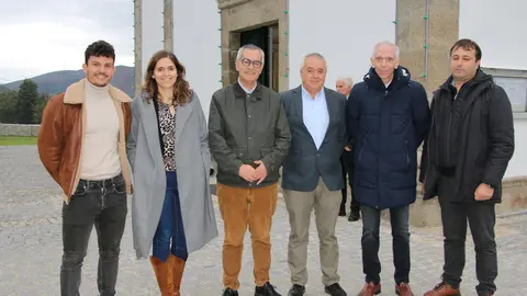 O Padre Orlando Carreira (ao centro), ladeado pelo Presidente da Câmara de Arcos de Valdevez, Olegário Gonçalves, e outras autoridades, nos exteriores da paróquia de S. Martinho de Mei, após a Missa de homenagem.