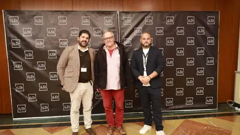 Christoph Strieder, Concejal de Turismo de Zamora (centro), flanqueado por Alberto Rodríguez Boo (izquierda), CEO de Alda Hotels, y Fran Moreno (derecha), CEO de InsideHome, durante la presentación de Niuco Homes en el hotel Alda Mercado de Zamora. Strieder valoró la elección de la ciudad para el anuncio de esta nueva sociedad.