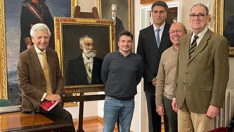 Ramón Yzquierdo Peiró, director del Museo de la Catedral de Santiago (izquierda), en el momento de presentar al ponente, junto a Santiago Bermejo Díaz de Rábago (derecha), bisnieto del homenajeado y presidente de la mesa.