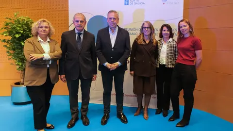 De izquierda a derecha: Isabel Priede, directora general de Farmacia, Humanización y Coordinación Sociosanitaria del Gobierno de Cantabria; Jon Iñaki Betolaza, director de Farmacia de la Consejería de Salud del Gobierno de Euskadi; Antonio Gómez Caamaño, conselleiro de Sanidade de la Xunta de Galicia; Silvia Reboredo, subdirectora general de Farmacia de la Consellería Sanidade de la Xunta de Galicia; Montse Sánchez-Agustino, Regional Market Access Manager del norte de España en Otsuka Pharmaceutical; e Irene Cid, directora general de Planificación Sanitaria del Gobierno del Principado de Asturias.