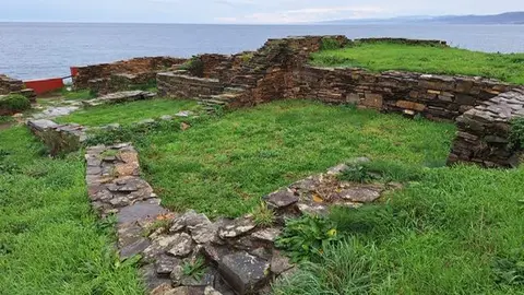 El Castro de Fazouro, sobre la Punta del Castro, ofrece una de las panorámicas arqueológicas más singulares de la costa de Foz.