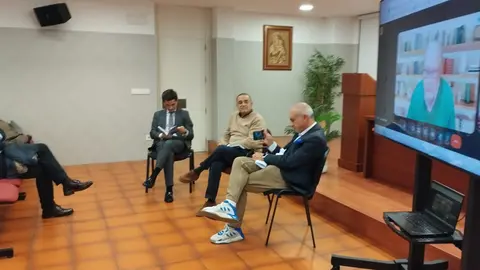 El director de Montecastelo, Santiago Iglesias, el editor Agust&iacute;n Alfaya y el periodista Roberto Ledo.