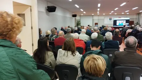 Casi un centenar de personas acudieron a la presentación de 'Le llamábamos don José', en colegio Montecastelo de Vigo.
