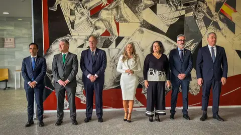 Las representantes de la Xunta y el gerente del Sergas, durante su participación en el XVII Encuentro Médico del Colegio Oficial de Médicos de A Coruña celebrado en Ferrol.