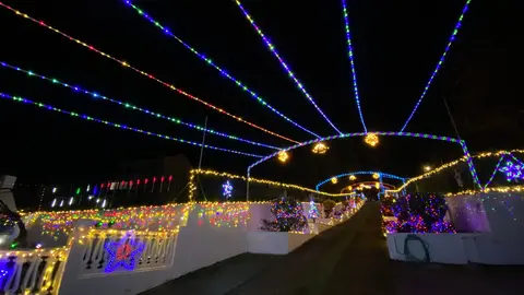 Wanda Veloz y Manuel Alonso durante el encendido navideño de su vivienda en Camposancos, que este año supera las 325.000 luces LED y se consolida como uno de los reclamos festivos más visitados de A Guarda.