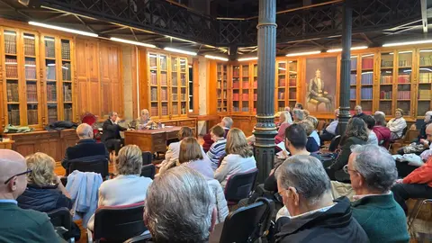 El público durante la conferencia en la biblioteca de la Casa de las Artes, en Vigo.