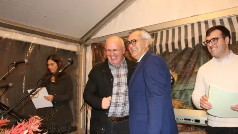 El O presidente Olegário Gonçalves conversa com o presidente da ARCA, Luís Miguel Sousa, durante a Feira das Merendas de Aguiã.