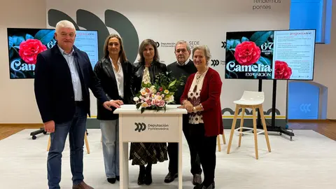 As autoridades locais e provinciais durante a presentación da nova edición da Exposición da Camelia, celebrada na sede da Deputación de Pontevedra en Vigo.