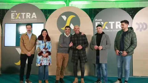 As autoridades locais e provinciais, xunto aos representantes dos concellos da comarca de Vigo, durante o acto celebrado no Porriño para presentar os proxectos do Plan Extra.