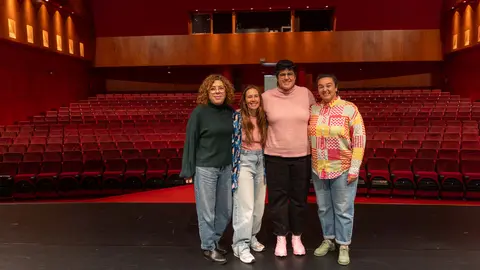 Areta Bolado, Noelia Castro e Ailén Kendelman, integrantes de A Panadaría, durante a presentación en Tui da súa derradeira función como compañía.