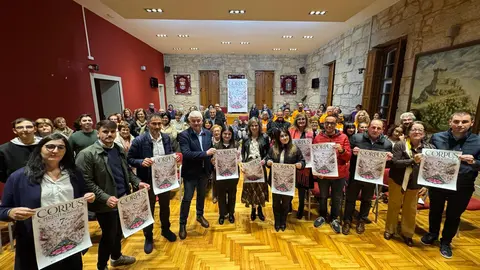 A alcaldesa Nava Castro e o tenente de alcaldesa Juan Carlos Glez Carrera presentan o cartel do Corpus Christi 2026, obra da ponteareá Estela Martínez Pérez.