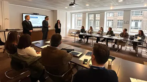 El conselleiro Diego Calvo traslada en Bruselas al coordinador europeo del Corredor Atlántico la necesidad de priorizar la conexión Vigo–Oporto y garantizar inversiones para Galicia.