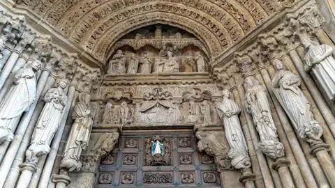 Entrada principal da catedral de Tui, símbolo histórico e espiritual da cidade, que celebra o 800 aniversario da súa consagración.