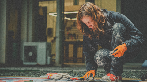 La artista trabaja en su estudio, transformando restos del proceso pictórico en nuevas piezas que cuestionan el aura tradicional de la pintura.